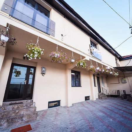 Nelana Guest House Cluj-Napoca Extérieur photo