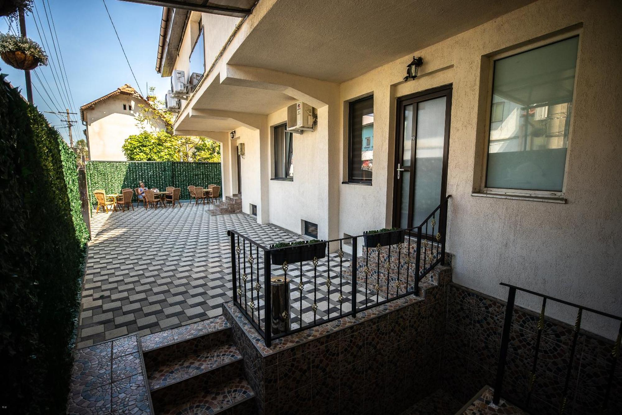 Nelana Guest House Cluj-Napoca Extérieur photo