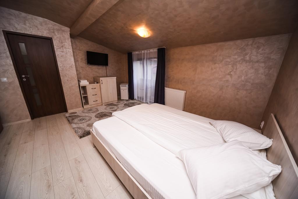 Nelana Guest House Cluj-Napoca Extérieur photo