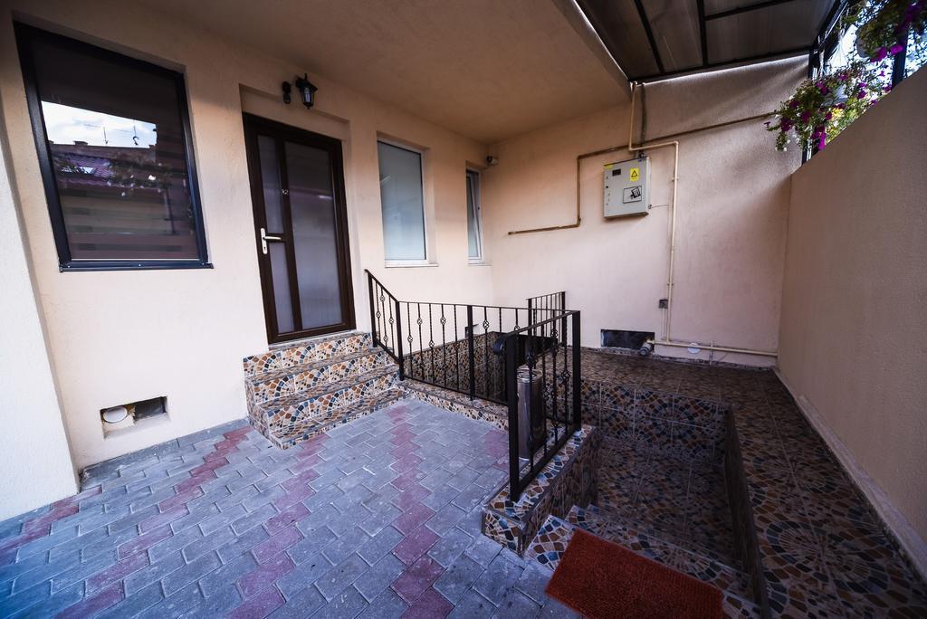 Nelana Guest House Cluj-Napoca Extérieur photo
