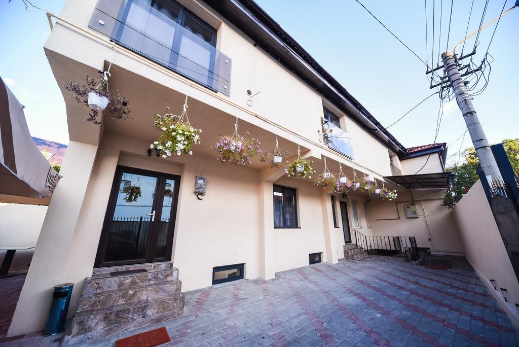 Nelana Guest House Cluj-Napoca Extérieur photo
