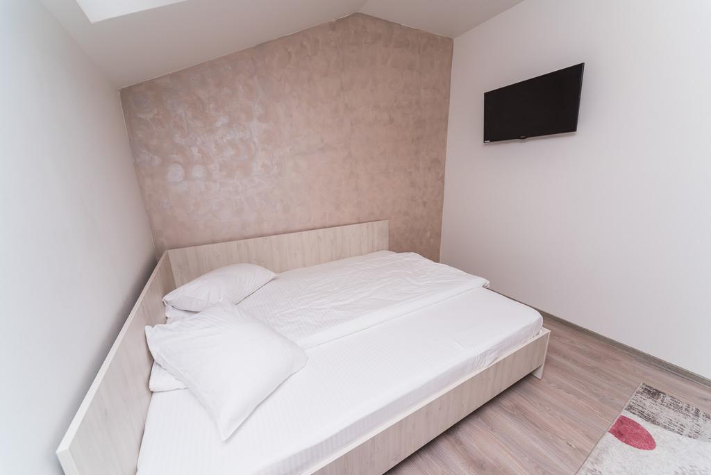 Nelana Guest House Cluj-Napoca Extérieur photo